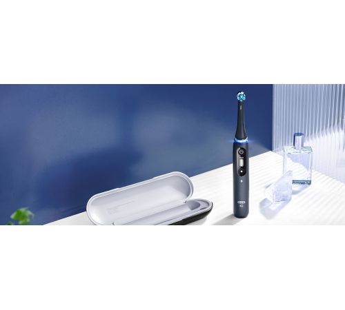 Электрическая зубная щетка Oral-B iO 7 черный