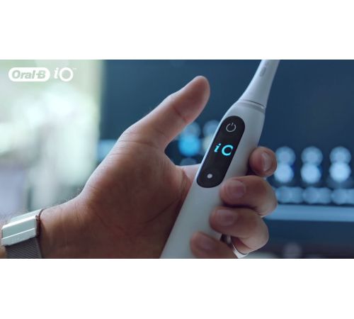 Электрическая зубная щетка Oral-B iO 7 черный