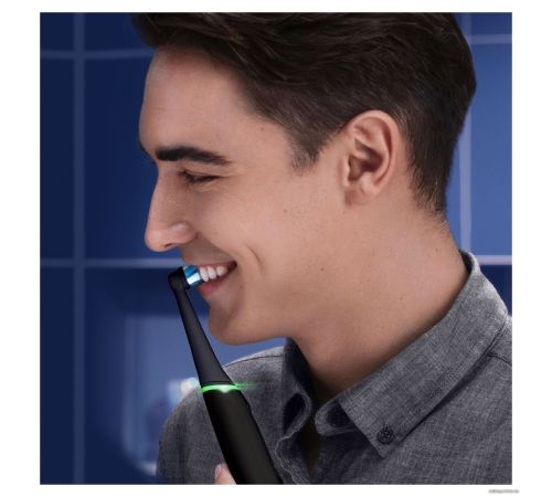 Электрическая зубная щетка Oral-B iO 6 iOM6.2Q6.2DK черный