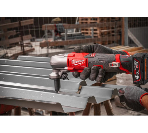 Высечные электрические ножницы Milwaukee M12 FNB16-402X 4933479619 с 2-мя АКБ, кейс