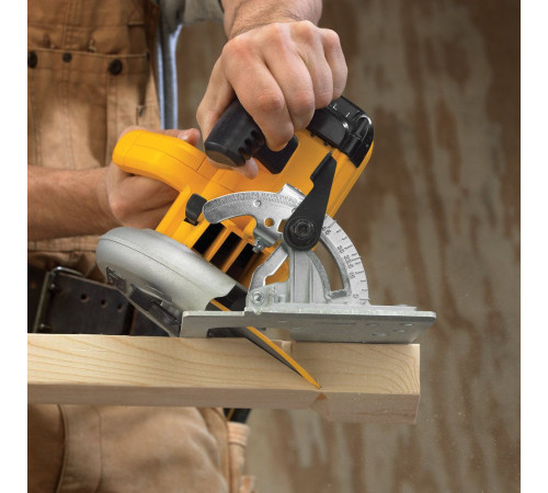 Дисковая циркулярная пила DeWalt DWE576K