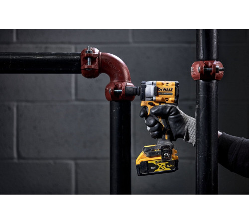 Гайковерт DeWalt DCF922P2T с 2-мя АКБ, кейс