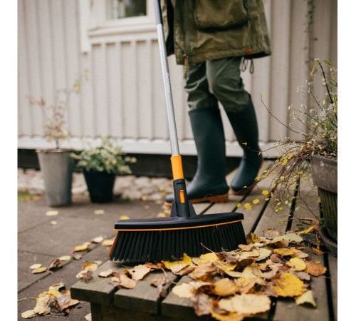 Метла Fiskars 1077115
