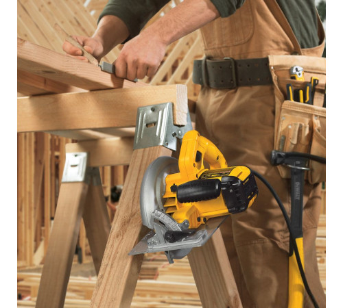 Дисковая циркулярная пила DeWalt DWE576K
