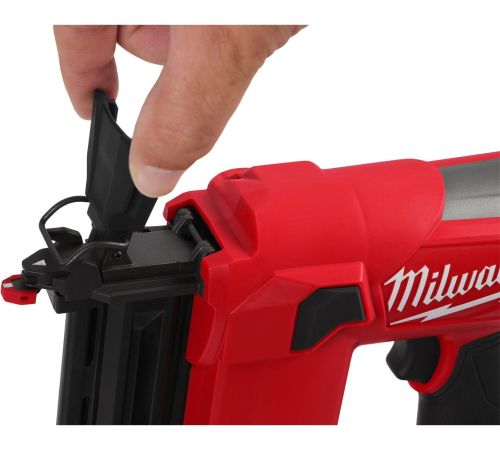Гвоздезабиватель Milwaukee M12 FCN18GS-0X 4933493355 с 2-мя АКБ, кейс